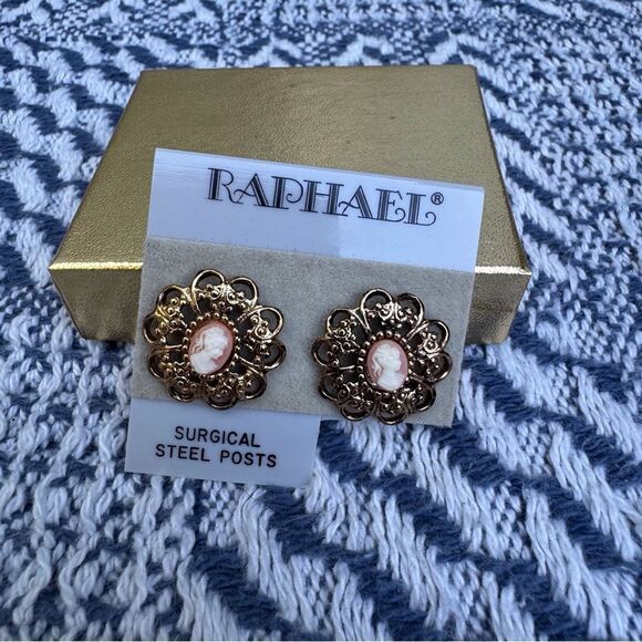 Raphael Gold Filigree Cameo Earrings - Picture 1 of 3